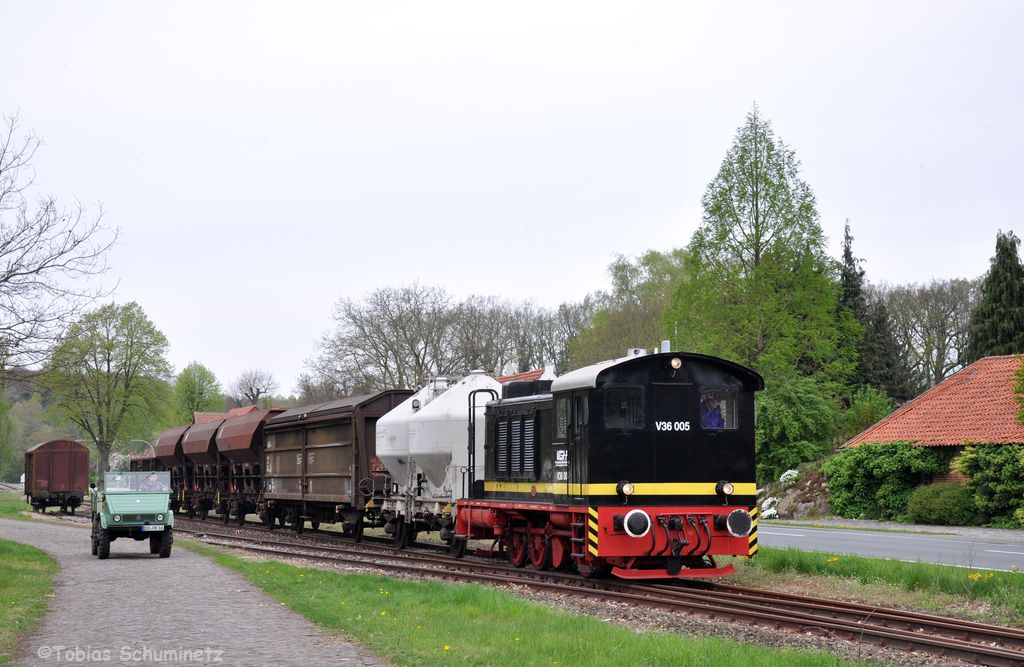 V36 005 mit Fotogterzug am 29.04.2012 in Hoyerhagen