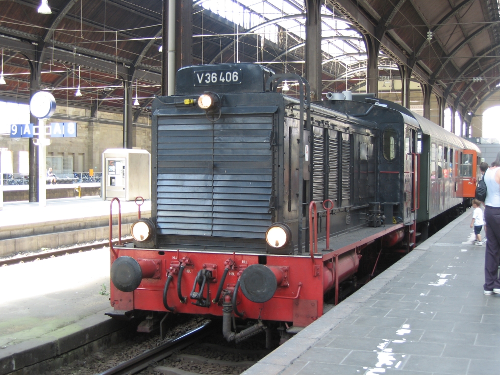 V36 406 mit einem Sonderzug in Wiesbaden Hauptbahnhof am 18/6/2005.