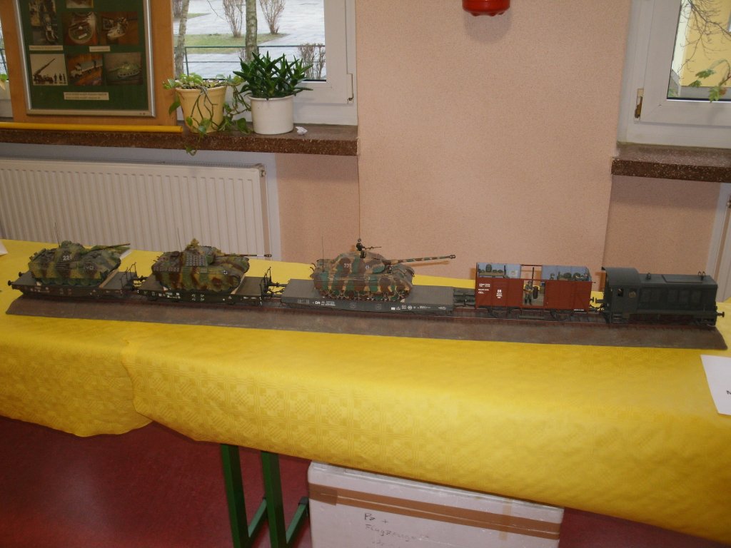 V36 und ein Panzerzug in H0.Aufgenommen am 29.Dezember 2013 in Sassnitz.