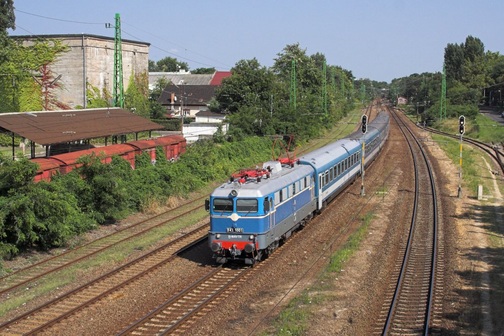V43 1001 wurde in ihrem Ursprungszustand zurckversetzt. Hier passiert er mit dem Jszmin IC von Budapest nach Budapest unterwegs und passiert den Bahnhof Pestszentlőrinc.