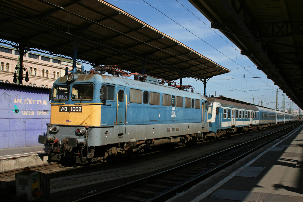 V43 1002 mit Personenzug am 24.09.2010 in Budapest Keleti pu. Hinter der Lok ist ein Wittemberger Steuerwagen eingreiht.