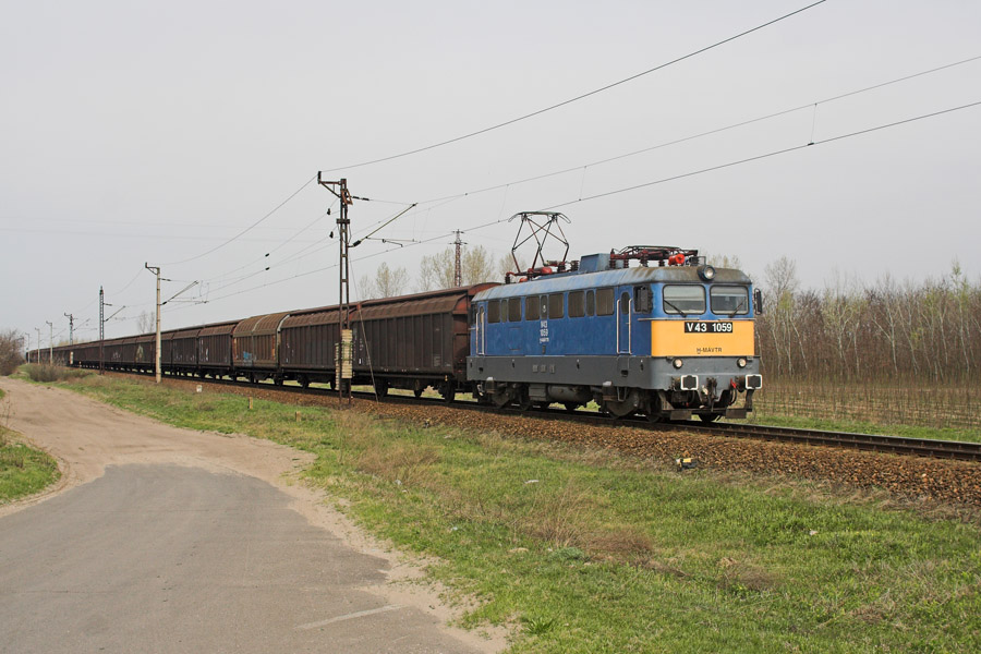 V43 1059 erreicht mit seinem Gterzug am 04.04.2010 gleich den Grenzbahnhof Kelebia.