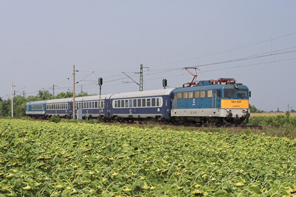 V43 1124 ist die Zuglok des EC Transsylvania und erreicht gleich den Bahnhof Bkscsaba.