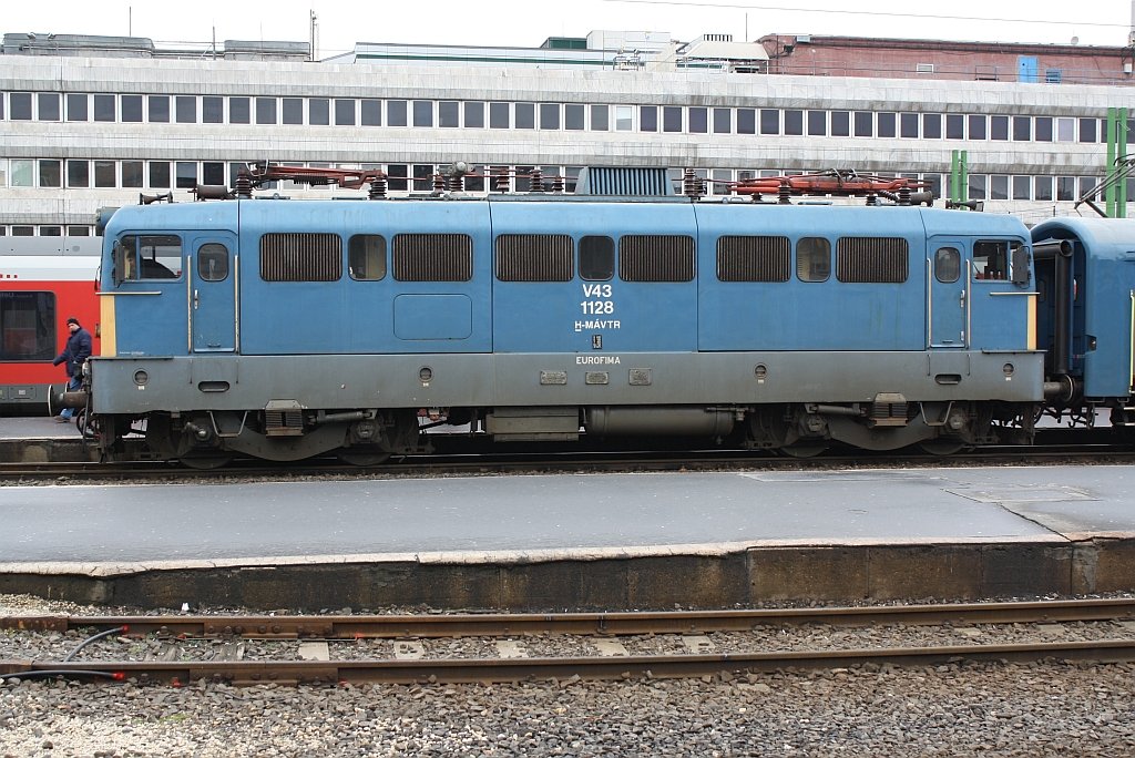 V43 1128 am 27.Feb.2010 im Bf. Deli.