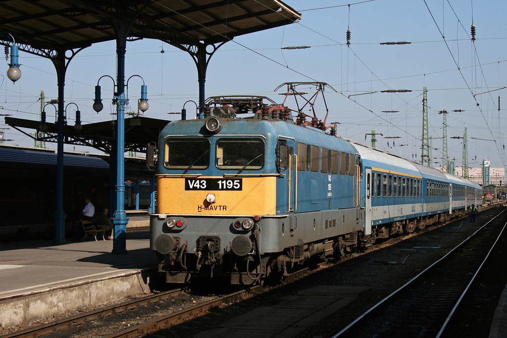 V43 1195 am 21.09.2010 in Budapest Keleti.