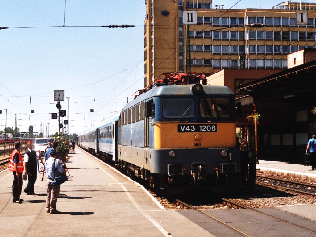 V43 1208 mit IC 802 “TENKES” Budapest Keleti pu.-Pcs auf Bahnhof Pcs am 10-8-2005. Bild und scan: Date Jan de Vries.