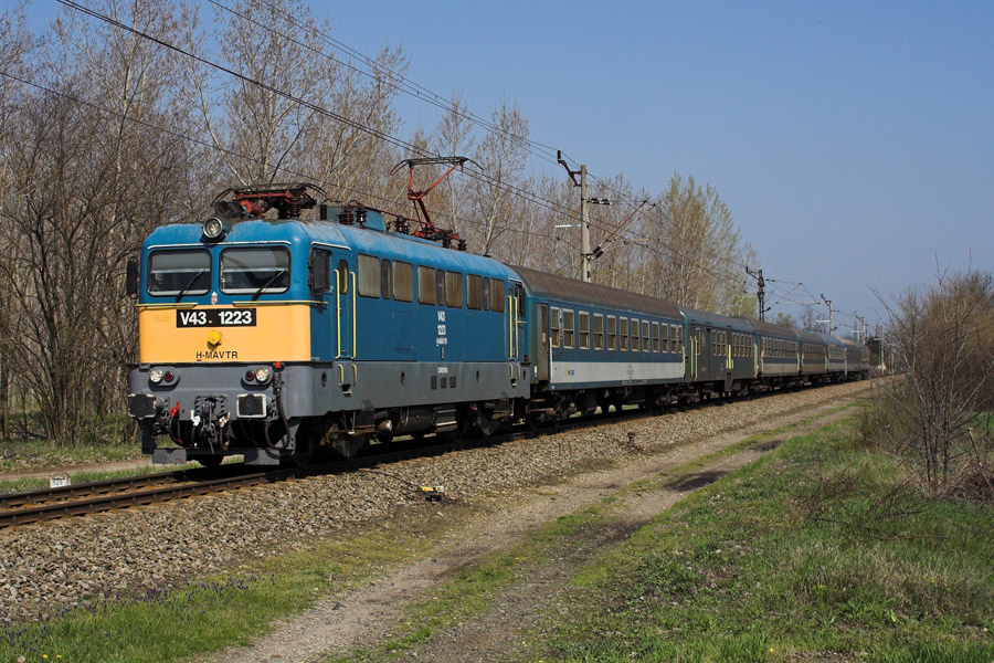 V43 1223 mit einem IC nach Szeged bei der Durchfahrt von Selymes.