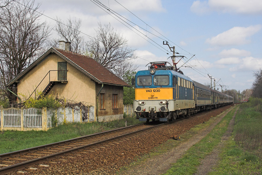 V43 1230 mit einem IC nach Szeged kurz nach dem Bahnhof Kiskunflegyhza.