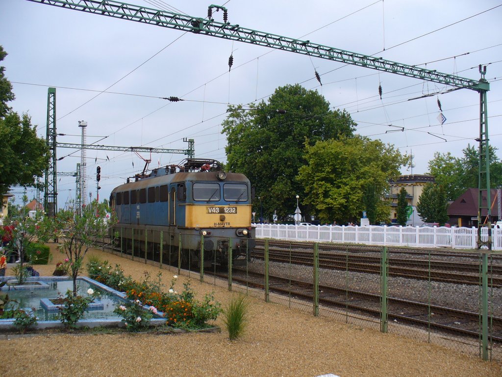 V43 1232 als Lz am 26.08.2011 in Fonyd