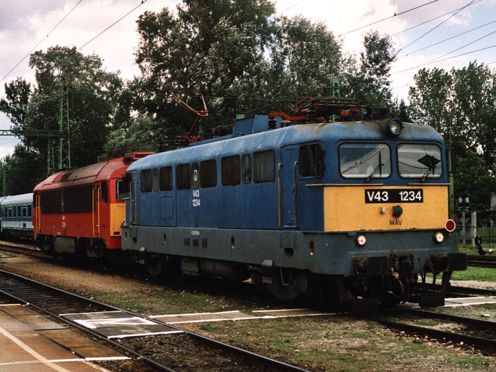 V43 1234 und M41 2305 auf Bahnhof Keszthely am 8-8-2005. Bild und scan: Date Jan de Vries.