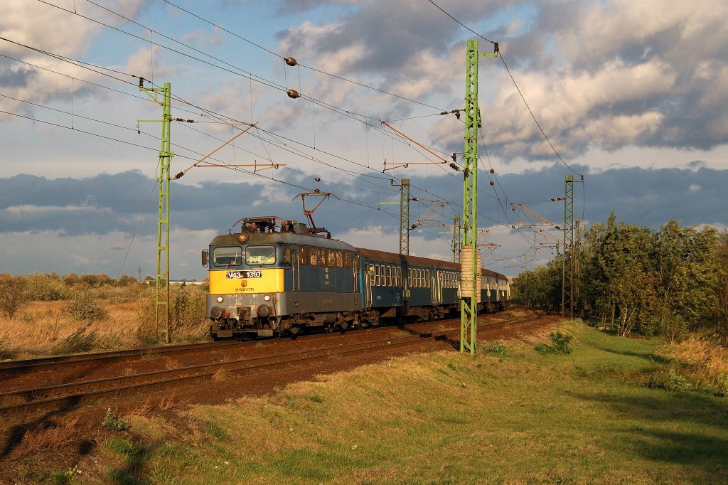 V43 1310 mit D 906 bei Dinnyes (13.10.2009)