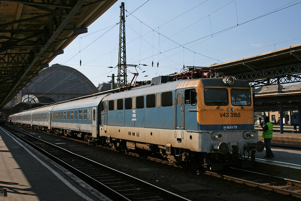 V43 3185 am 21.09.2010 in Budapest Keleti pu.