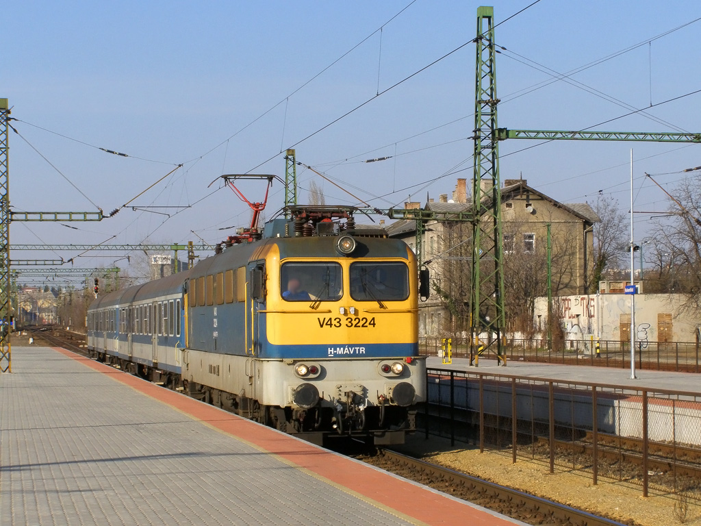 V43-3224 bei der Einfahrt in Budapest-Kelenfld - 12.03.2011.