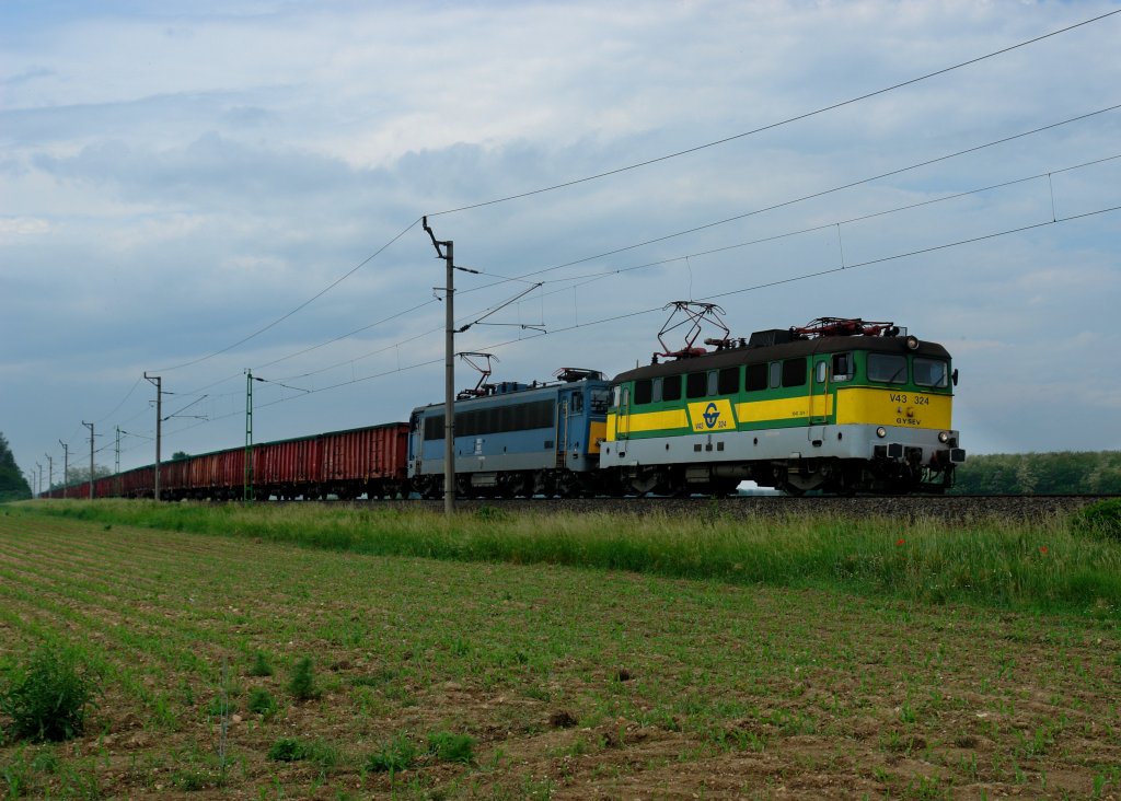 V43 324 + V63 150 mit einem Gterzug am  26.05.2010 unterwegs bei Vast utca.