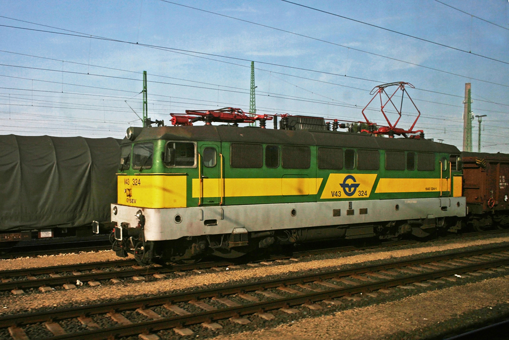 V43 324 der GySEV am 24.09.2010 bei Gyr.