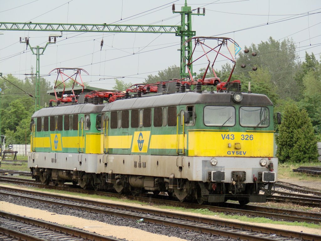V43 326 und ein schwester lok .... Sopron - 14-06-2012