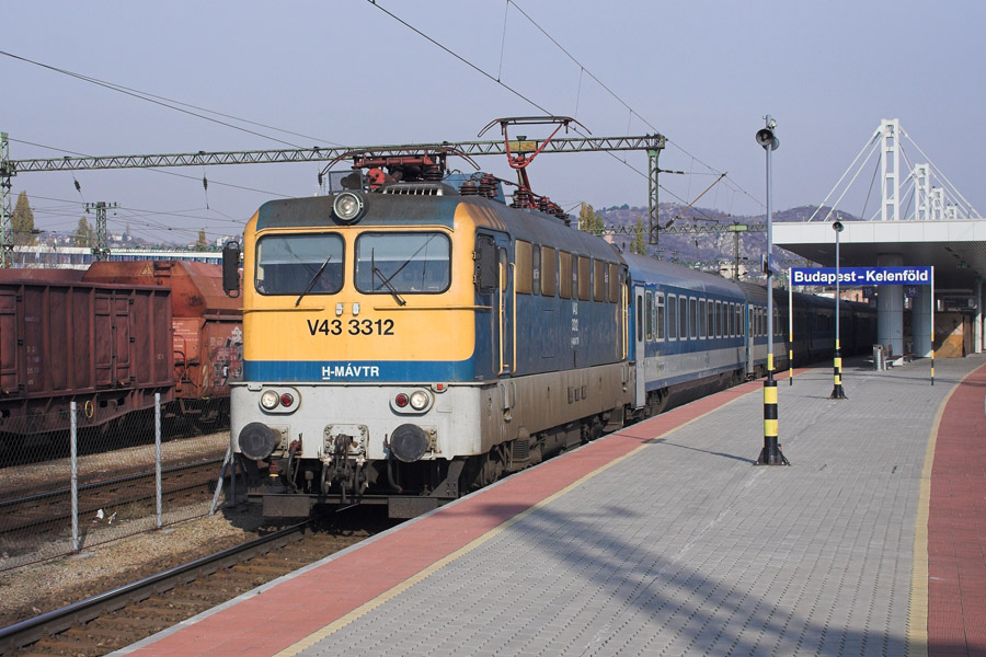 V43 3312 mit dem Hernd - Drva nach Pcs. Der Zug fhrt Kurswagen nach Sarajevo.