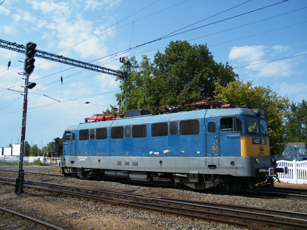 V431 218 (frher V43 1218) wartet am Bahnhof Fonyd, am 28. 08. 2011. 