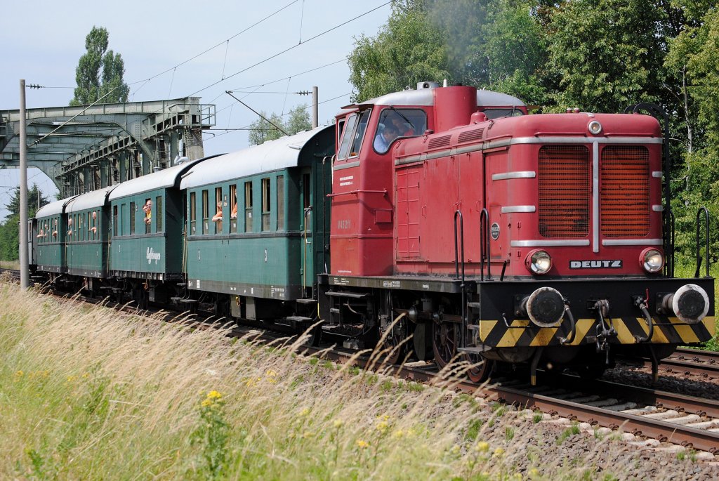 V45 211 mit einem Sonderzug der Braunschweiger Eisenbahnfreunde nach berquerung des Mittellandkanals bei Peine