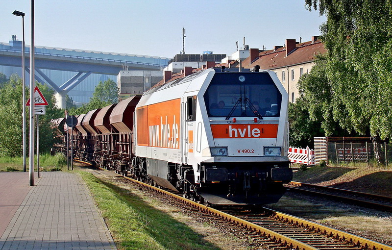 V490.2 -Voith Maxima- von hvle, beim ersten Besuch auf den Gleisen der Stralsunder Hafenbahn.   am 21.05.11