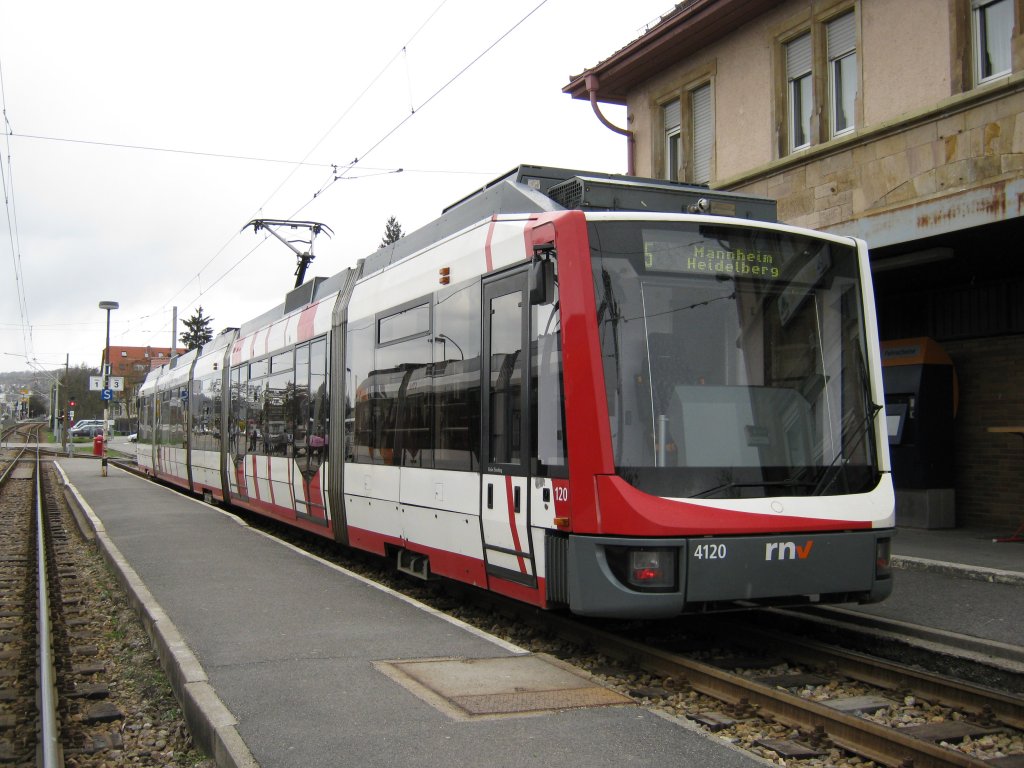 V6 4120 wartet auf die Abfahrt nach Heidelberg an Weinheim OEG-Bahnhof,....