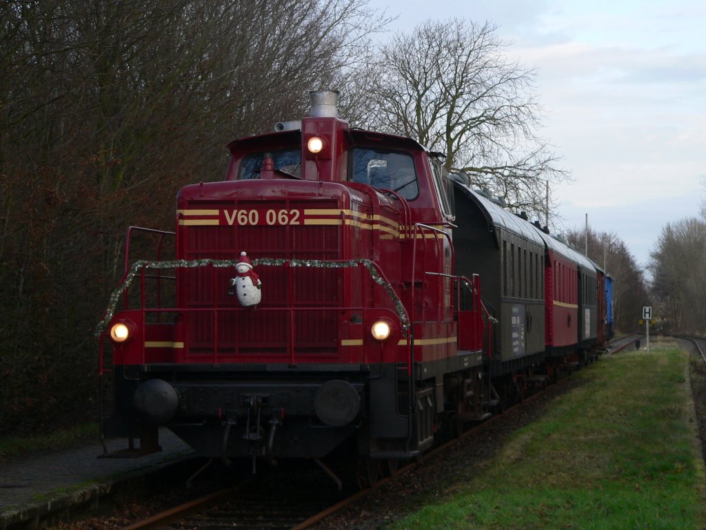 V60 062 der Museumseisenbahn Kstenbahn Ostfriesland in Dornum. Die Museumsbahn lud am Neujahrstag zu einer 17 km langen Fahrt von Norden nach Dornum ein. Bei einer Hchstgeschwindigkeit von 30 km/h bentigte man stattliche 45 Minuten. Dornum, 1.1.2013