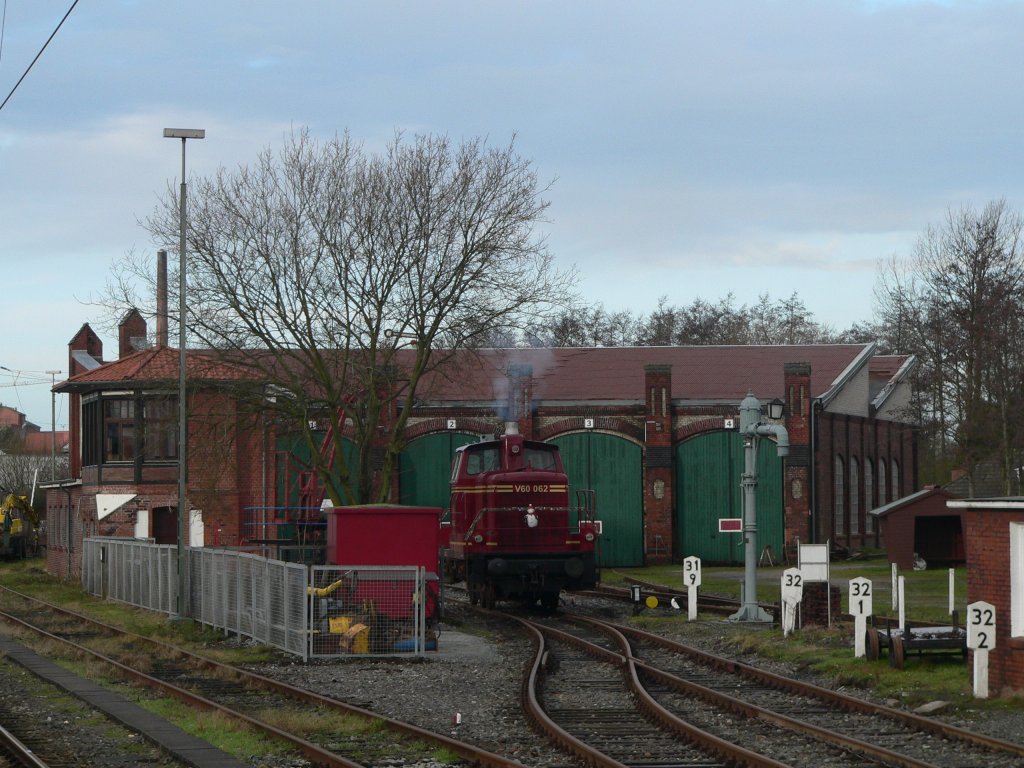 V60 062 vor dem Lokschuppen im Bahnhof Norden, der auch ein Eisenbahnmuseum beinhaltet. 1.1.2013