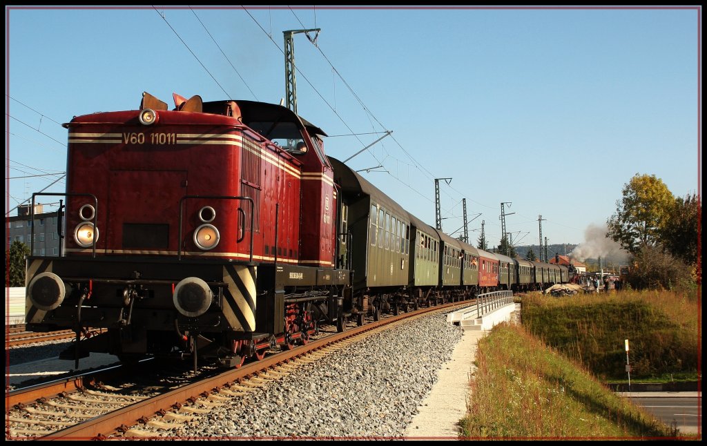V60 1011 der FME war dann wieder zurck gen Nrnberg am Zug vorne dran. War ein sehr schner und Dampfreicher Tag in Neumarkt. (10.10.2010) Standpunkt war brigens auf einer kleinen Plattform neben den Gleisen (mind. 5m) 