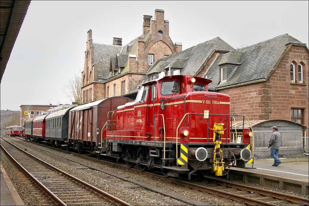 V60 1184 fhrt mit einem Pendler zwischen BW und Bf Gerolstein. 
2.4.2010