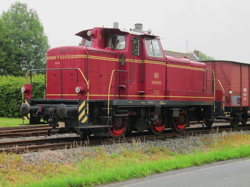 V60 615 der MEH (Museumseisenbahn Hamm) ist am 26.06.2011 beim Bahnhofsfest in Lippborg-Heintrop eingesetzt.