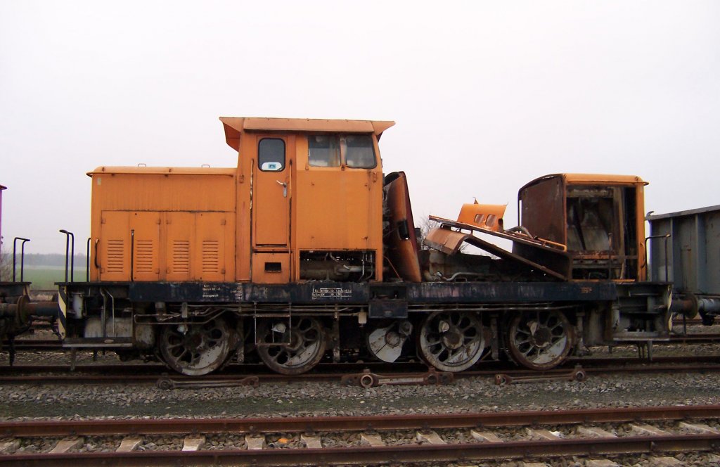 V60 (DR) -  Elan 12  (ehem. Chemiewerk Priesteritz) - nicht fahrbereit, gesehen in Karsdorf am 11.12.2004