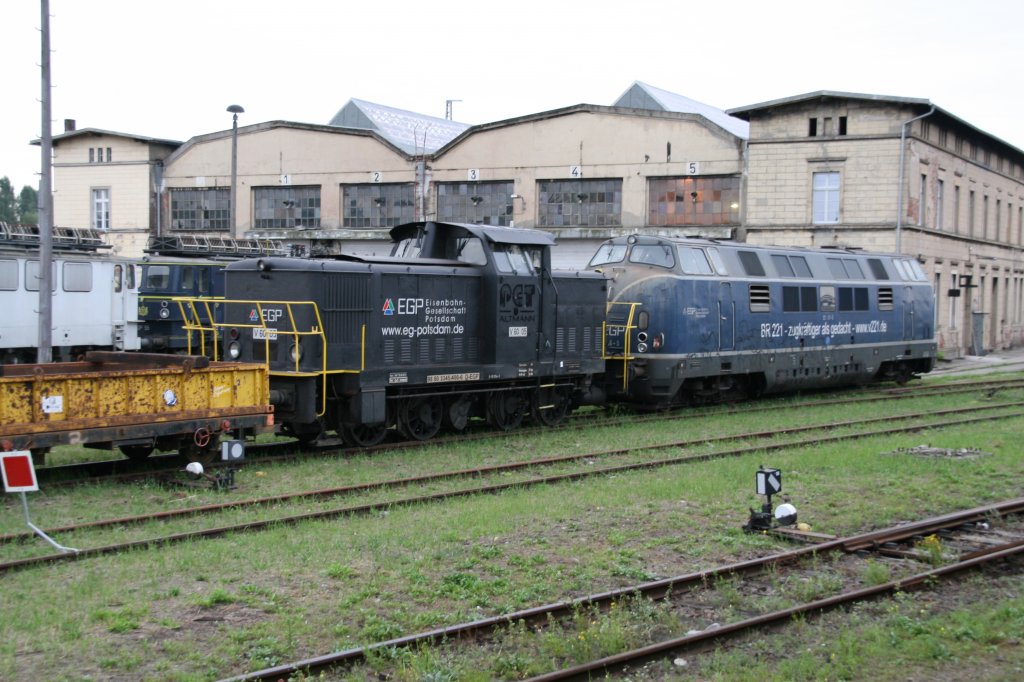V60 und eine Lok der BR 221 im ehemaligen BW Wittenberge am 24.08.2012