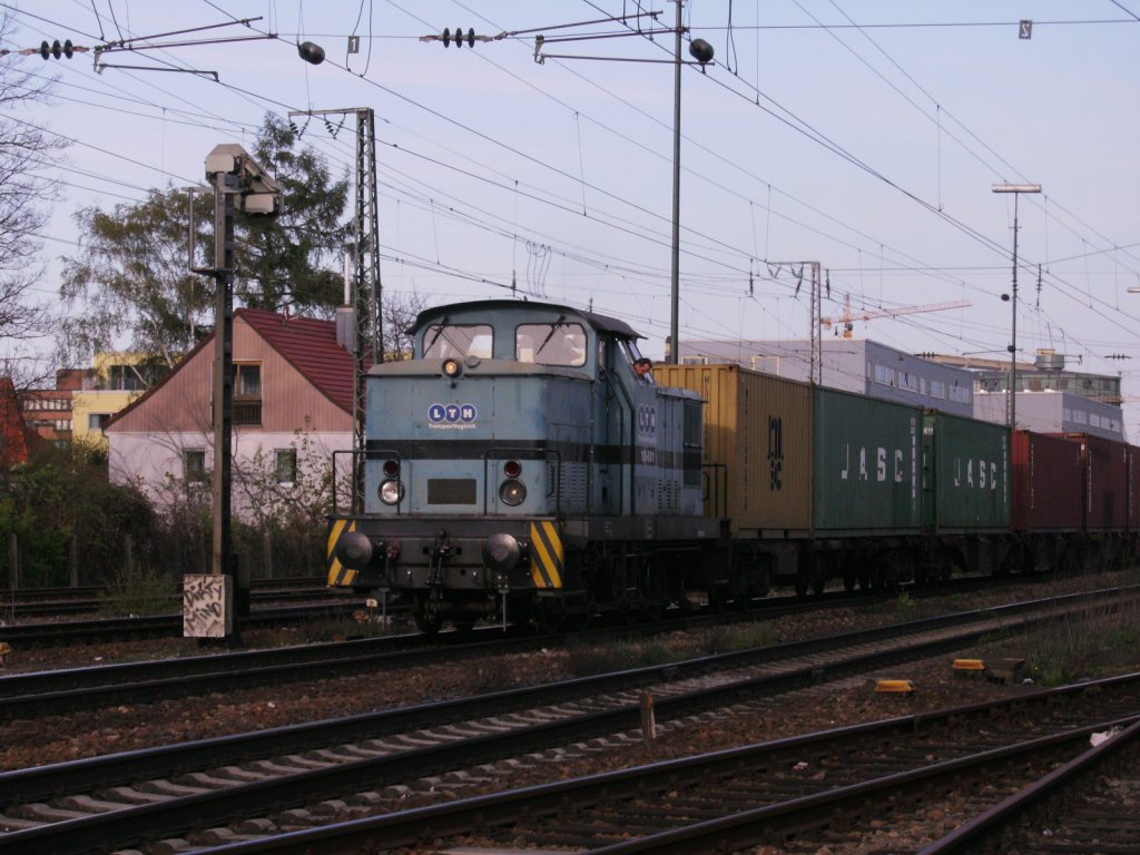 V60 von LTH fhrt mit voller Fahrt am 22.04.2010 mit Containerzug durch Regensburg.