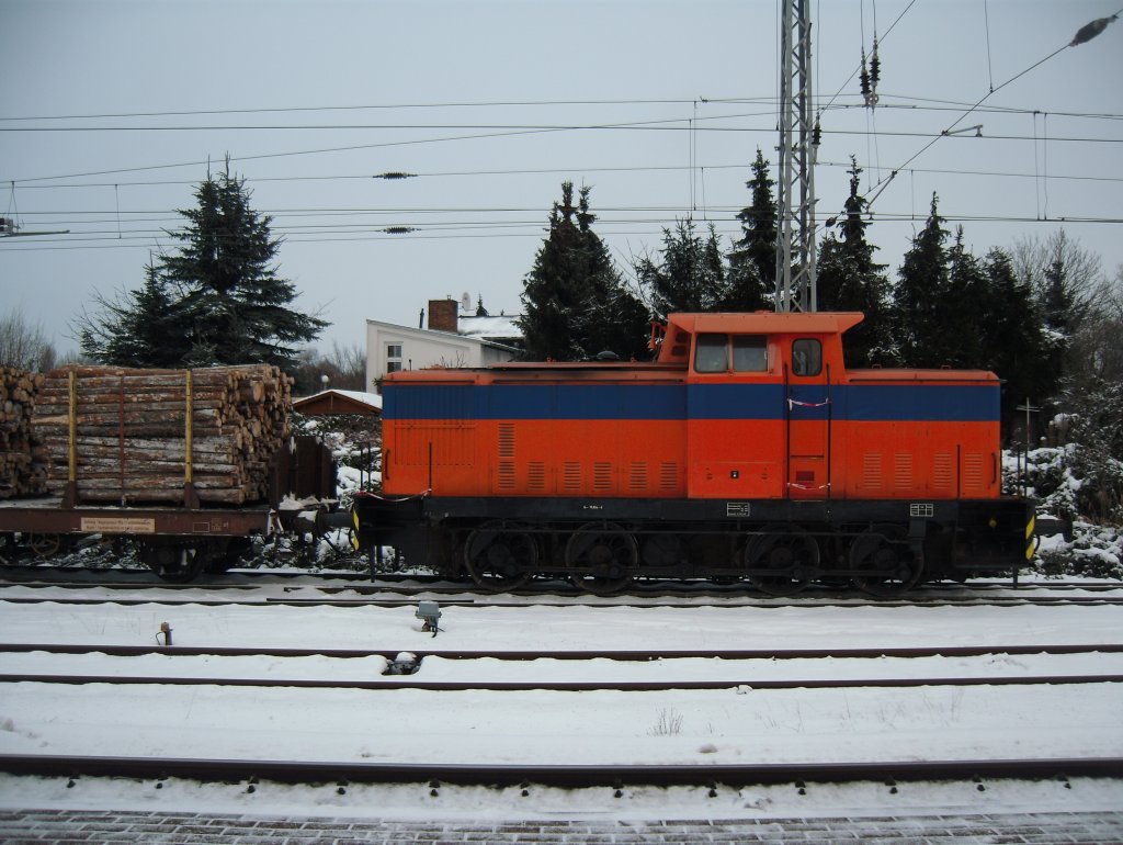 V60 ist mit einer Wagengruppe aus dem Hafen zurckgekehrt und schiebt ihn in den Gbf Bramow, wo der Vollzug dann auf die Fahrt nach Stendal-Niedergrne wartet. Fotografiert vom Bahnsteig S-Bf Rostock-Bramow
12.01.2010
