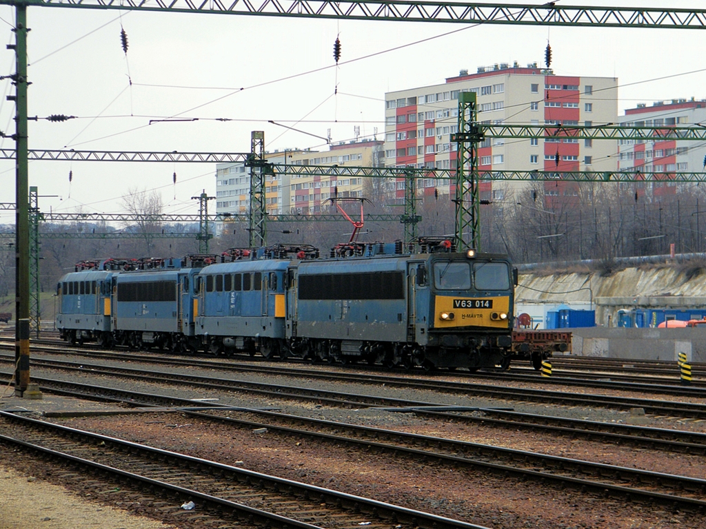 V63 014, V43 1087, V63 042 und V43 1055 als Lokzug am Bahnhof Budapest-Kelenfld, am 13. 03. 2010. 