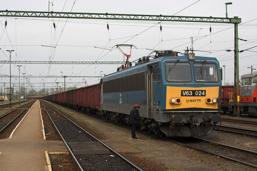 V63 024 im Bahnhof Kiskunhalas mit einem Gterzug nach Richtung Kelebia.