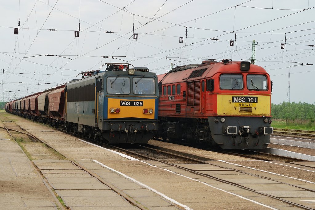 V63 025 und M62 191 in Karcag (05.05.2010)