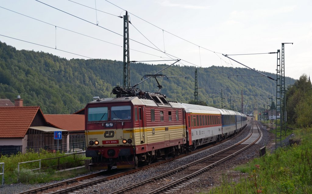 Vaclav alias 371 015 zog am Morgen des 02.07.13 den EC 178 Prag - Berlin durch Knigstein nach Dresden.