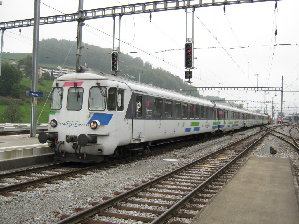 VAE IR 2424 beim Pendelwechsel in Herisau, 09.10.2010.