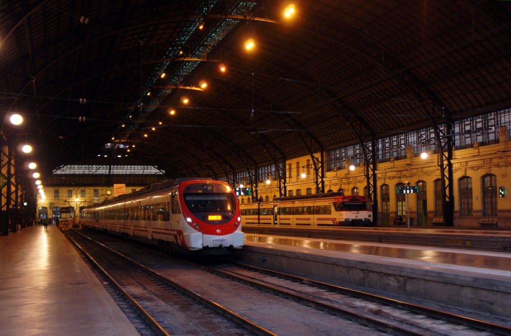 Valencia: Renfe- Vorortzug der Linie C-1 nach Gandia, aufgenommen im Bahnhof Valencia-Nord‎ (Mai 2013).