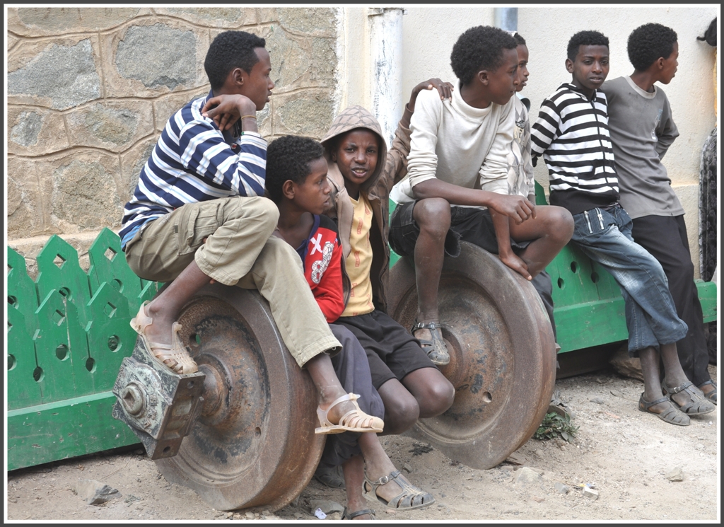 Vandalensichere Sitzbank fr die Dorfjugend von Arbaroba. (02.02.2012)