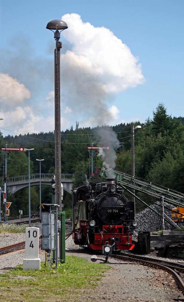 Variante 1: 99 794 beim Kohlefassen im Bahnhof Cranzahl, 31.7.010. (Vom ffentlich zugnglichen Bahnsteigende aus aufgenommen.)