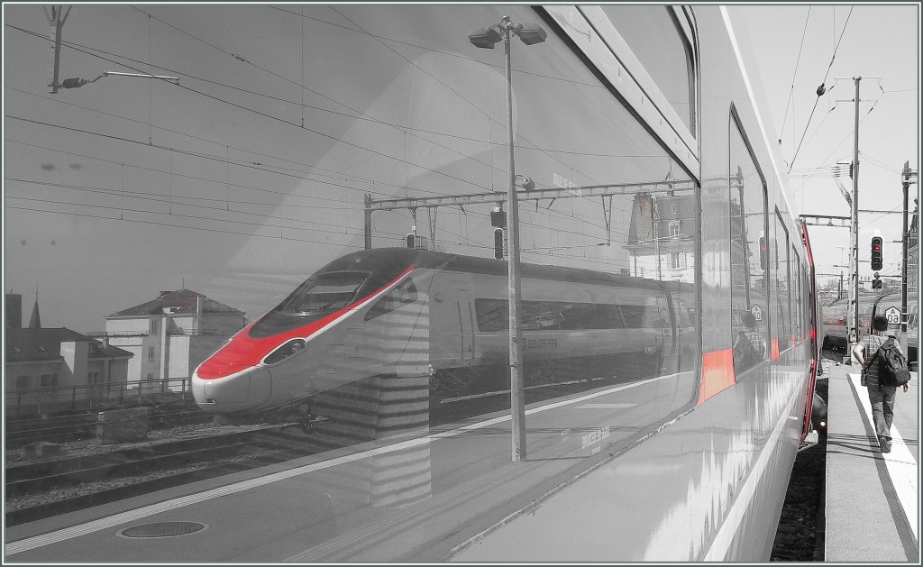 Variante II, anders ausgerichtet, doch durch die Rundungen in der TGV Scheibe, bekomme ich das Bild nicht gerade hin. 
 Spiegelreflex extern : In der Scheibe eines TGV spiegelt sich der ausfahrende Pinocchio der als EC 32 nach Genve unterwegs ist. Lausanne, den 23. Mrz 2012