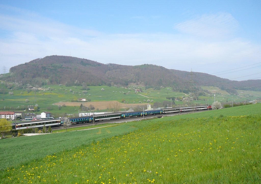 Variantenreicher Zug Basel-Zrich bei Frick am 22.4.2010
Der Reihe nach sind dies (zumindest was sichtbar ist):
Re 4/4 II (rot)
D ex. SNCF (schwarz-weiss)
Apm 61 (EC-grau)
EW IV A (grn-grau)
EW II B (Papagei)
EW II B (Papagei)
Bpm 51 (grn-weiss)
EW II B (Papagei)
EW IV A (weiss-scharz)
EW IV B (grn-grau)

Grund dafr ist, dass nach dem Vulkanausbruch die Bpm 61, die eigentlich anstelle der Papageien eingereiht sein sollten (aber alle 3 en bloc), fr Verstrkungen ins Ausland bentigt wurden. hnlich drfte der grn-graue EW IV A in den Zug gelangt sein.
[danke fr die Berichtigungshinweise]