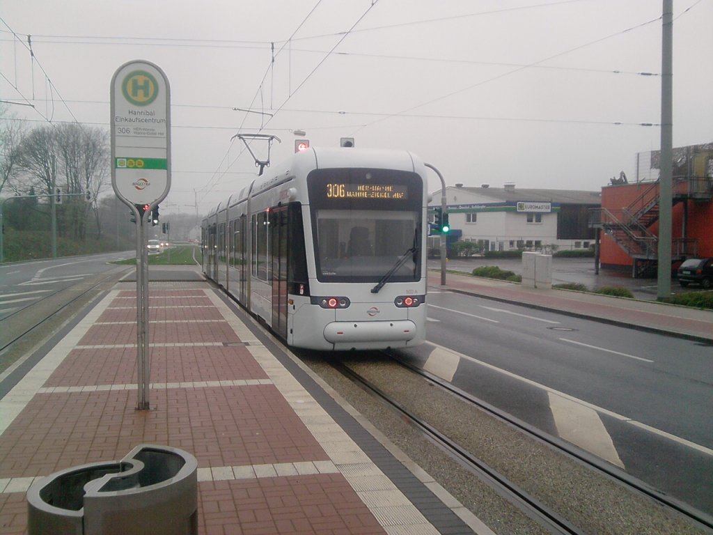 Variobahn der BOGESTRA an der Haltestelle  Hannibal Einkaufszentrum  in Bochum.