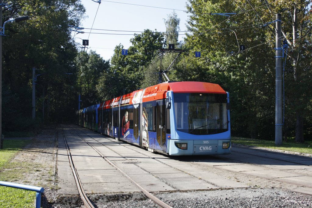 Varionahn Triebwagen 905 der CVAG steht mit zwei weiteren Triebzgen seit vielen Jahren wieder mal in der Gleisharfe von Chemnitz-Schnau. Grund sind Bauarbeiten auf der Strecke nach Gablenz, dadurch sind keine Fahrten ins Depo mflich.02.10.2011