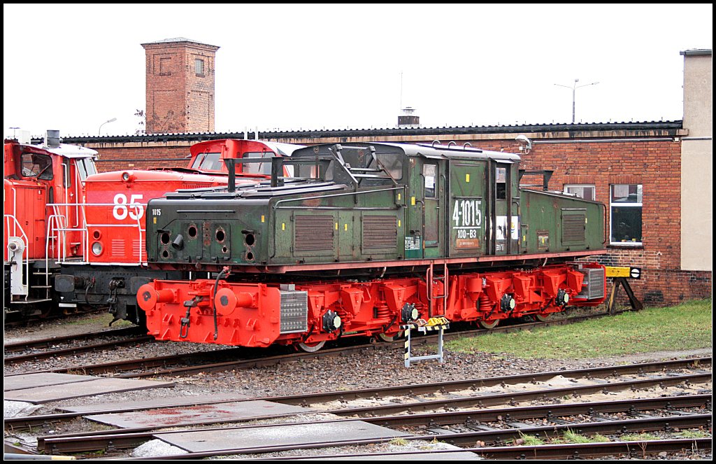 Vattenfall 4-1015 wird im Aw Cottbus wieder aufgearbeitet. Es ist die lteste EL2 die die Firma einsetzt (LEW 14752/1977, fotografiert durch den Zaun des Aw Cottbus 28.12.2009)