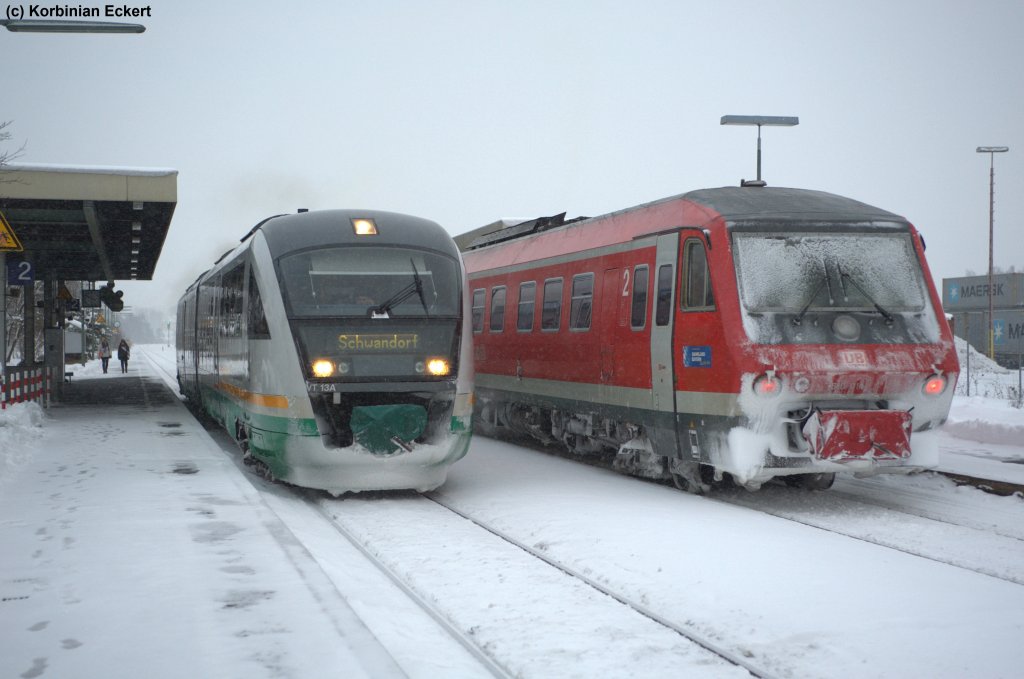 VBG 81127 nach Schwandorf beim Treffen mit RE 3696 nach Hof Hbf in Wiesau (Oberpf), 12.12.2012
