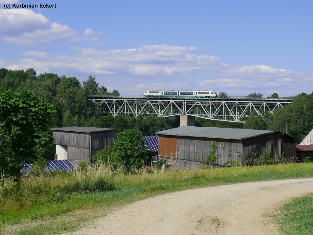 VBG 81927 richtung Regensburg Hbf beim berqueren des Thlauer Viadukts, 19.07.2010