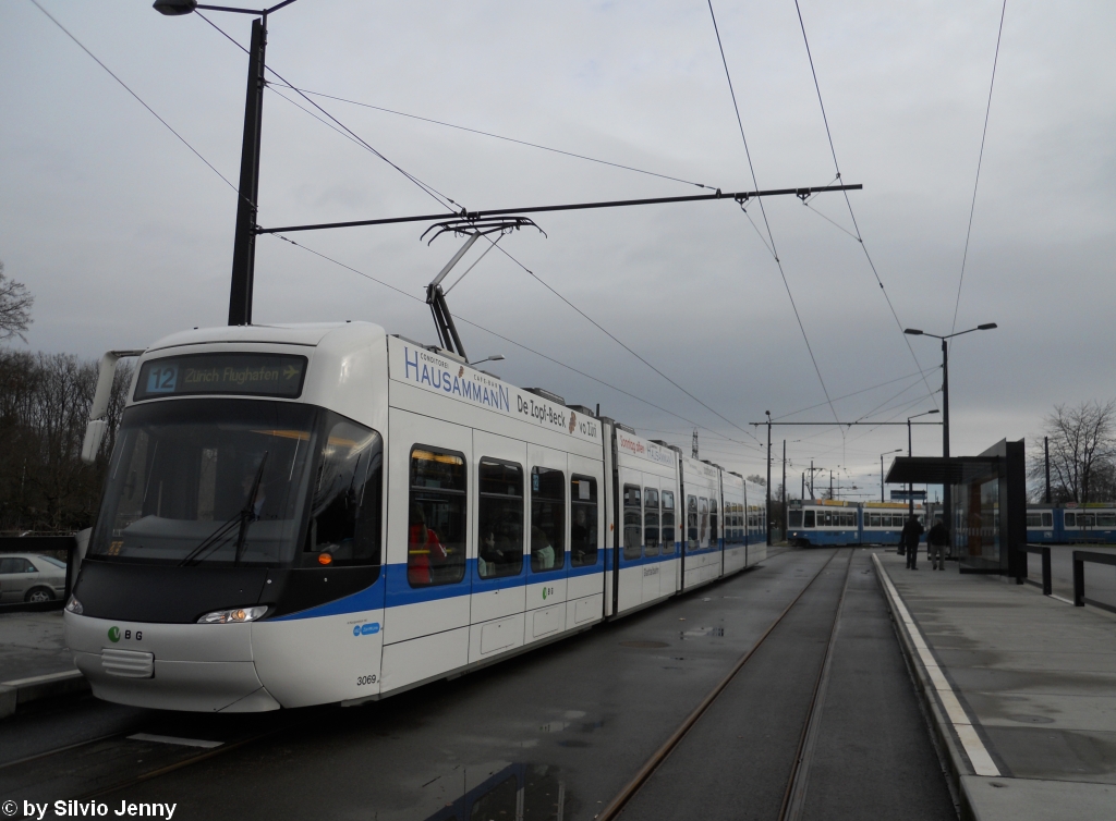 VBG Nr. 3069 am 11.12.2010 in Zrich, Auzelg, wo seit 2006 die Linie 11 dank der 1. Etappe der Glattalbahn wendete. Nun bekommt das Auzelg-Quartier auch noch eine Tramlinie, und zwar die Linie 12.